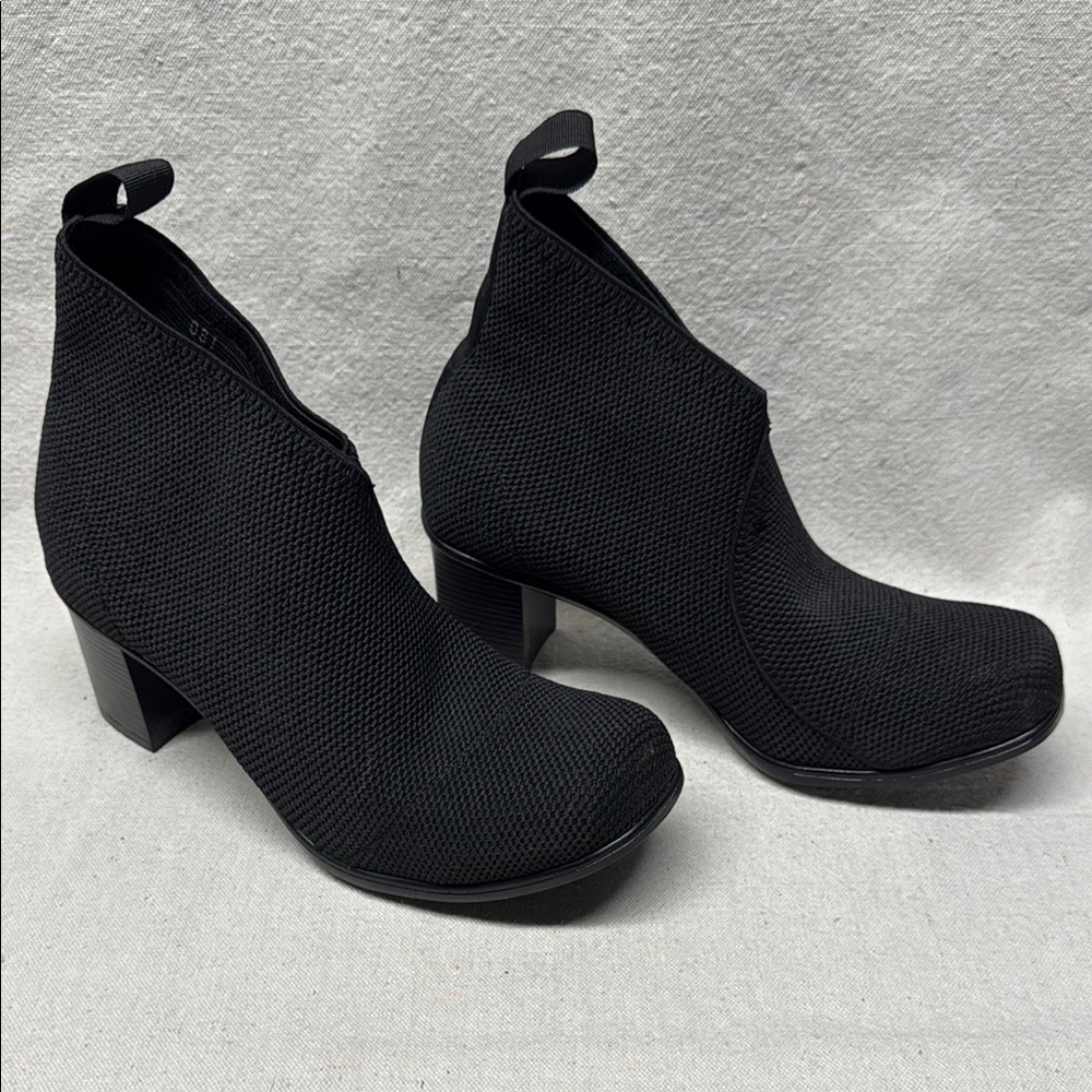 Chic Black Textured Heeled Boots